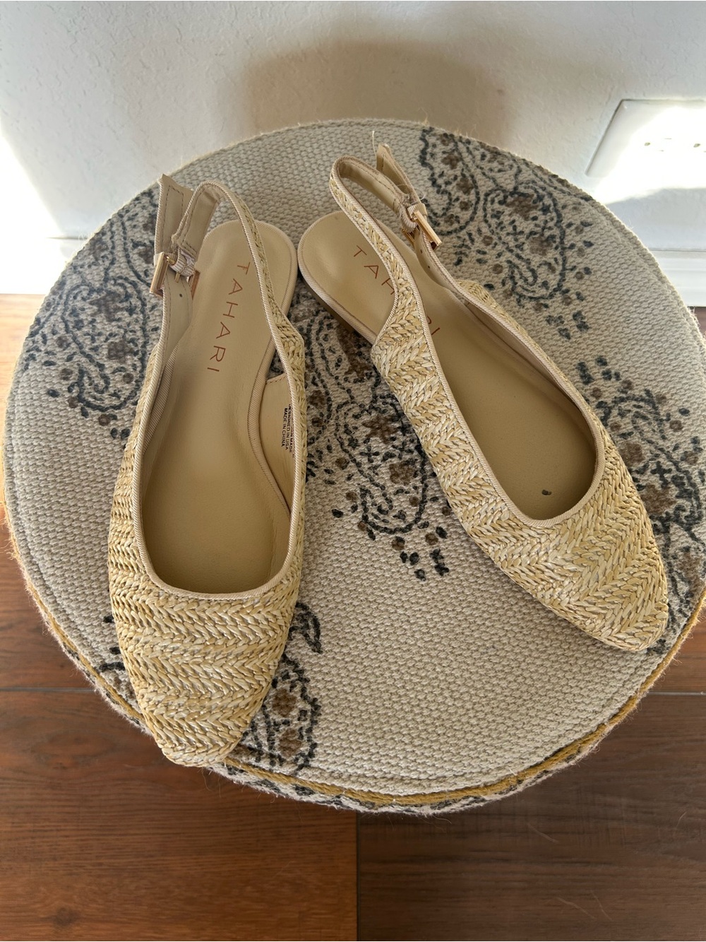 Tahari Woven Slingback Flats, Natural Raffia Pointed Toe Quiet Luxury Sz 6.5 - Picture 2 of 5